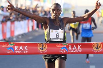Geoffrey Kipsang Kamworor wins the RAK Half Marathon (Victah Sailor)