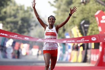 Yalemzerf Yehualaw wins the Airtel Delhi Half Marathon (Procam International)