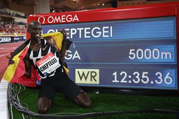 Joshua Cheptegei with his world record numbers in Monaco (Getty Images)