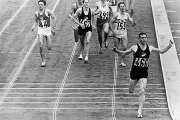 Peter Snell winning the 1964 Olympic 1500m title (Getty Images)