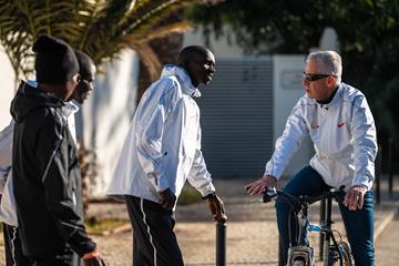 Coach Addy Ruiter (r) with Joshua Cheptegei (NN Running Team)