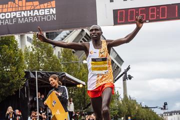 Geoffrey Kamworor breaks the world record at the Copenhagen Half Marathon (Organisers)