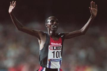 Moses Kiptanui breaks the steeplechase world record in Zurich (Getty Images)